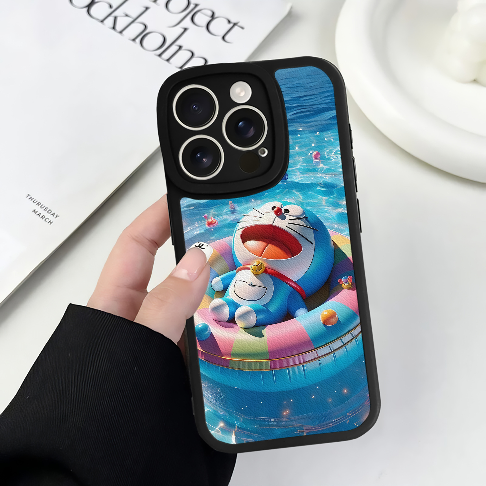 （画像用） ドラえもん Doraemon 【iPhone 16シリーズ対応】シリコンスマホケース（レザー調） 材質：シリコン